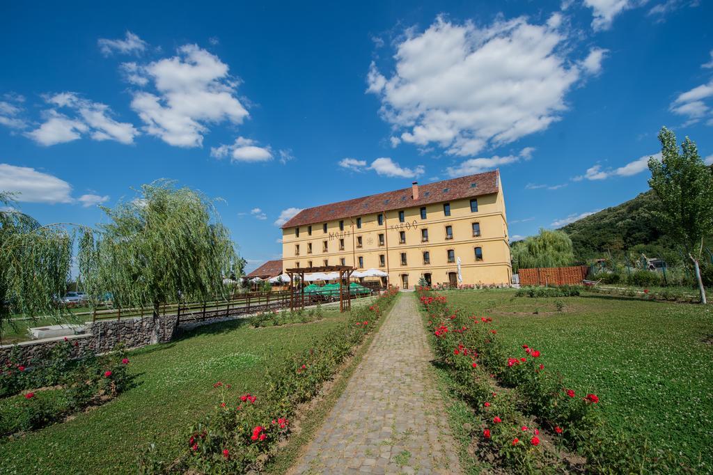 Hanul Moara Cu Noroc Ineu  Bagian luar foto